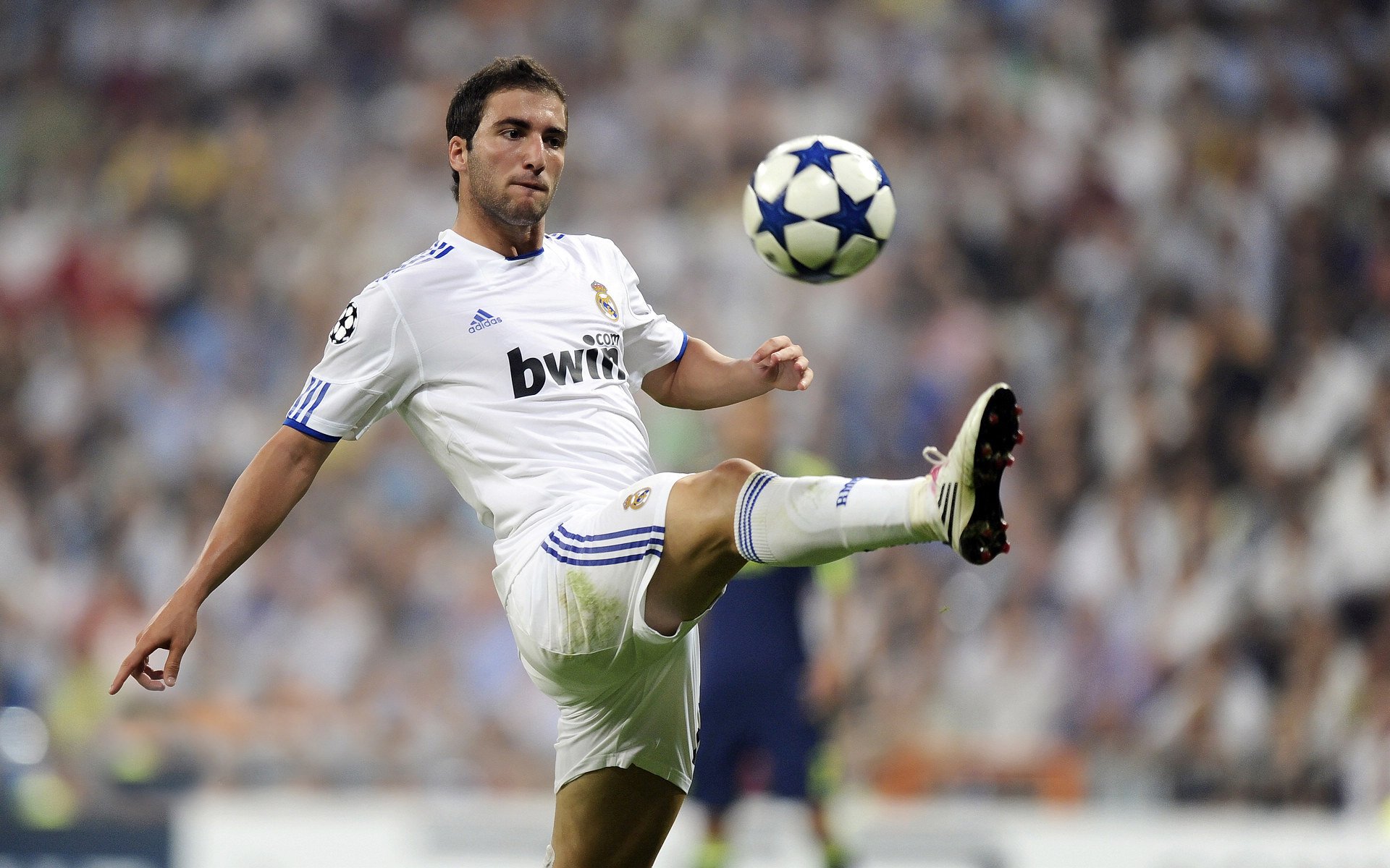 九游官网pc-中超联赛中国足球夺冠 球员士气高涨，中超冠军2021